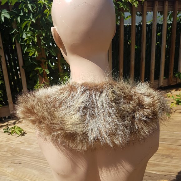 Elegant Faux Fur Scarf in Brown - Picture 2 of 7